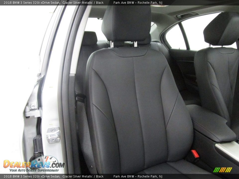 2018 BMW 3 Series 320i xDrive Sedan Glacier Silver Metallic / Black Photo #14