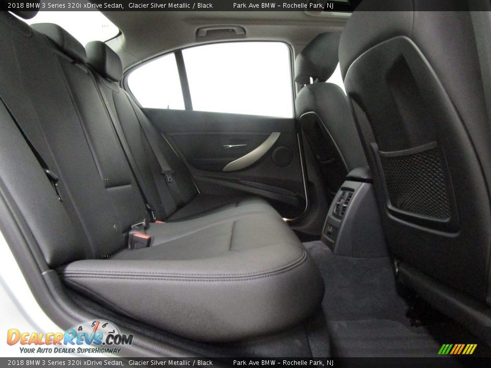 2018 BMW 3 Series 320i xDrive Sedan Glacier Silver Metallic / Black Photo #18