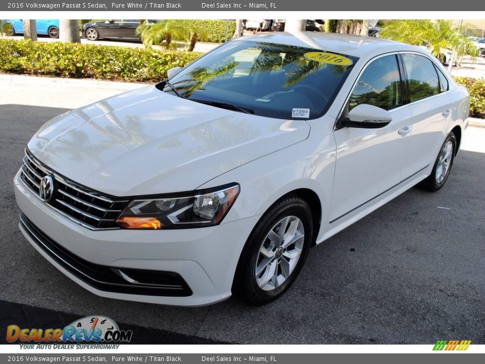 2016 Volkswagen Passat S Sedan Pure White / Titan Black Photo #4