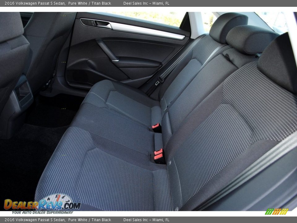 2016 Volkswagen Passat S Sedan Pure White / Titan Black Photo #11