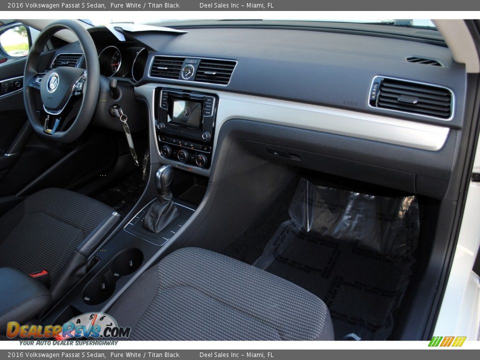 2016 Volkswagen Passat S Sedan Pure White / Titan Black Photo #16