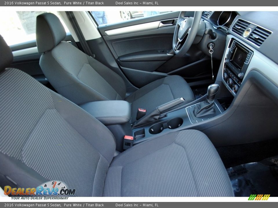 2016 Volkswagen Passat S Sedan Pure White / Titan Black Photo #17