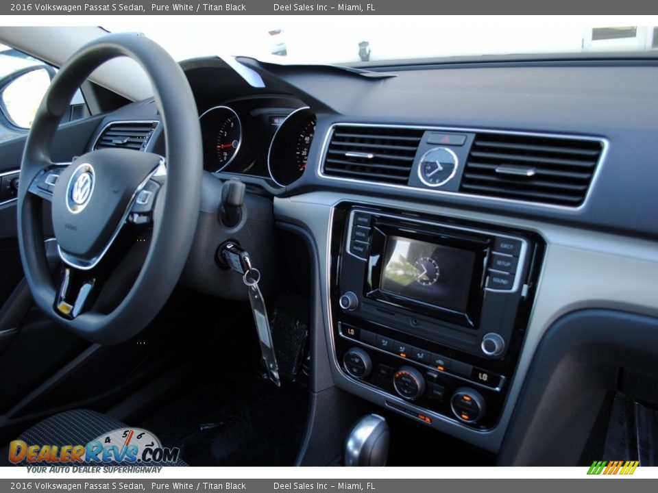 2016 Volkswagen Passat S Sedan Pure White / Titan Black Photo #18