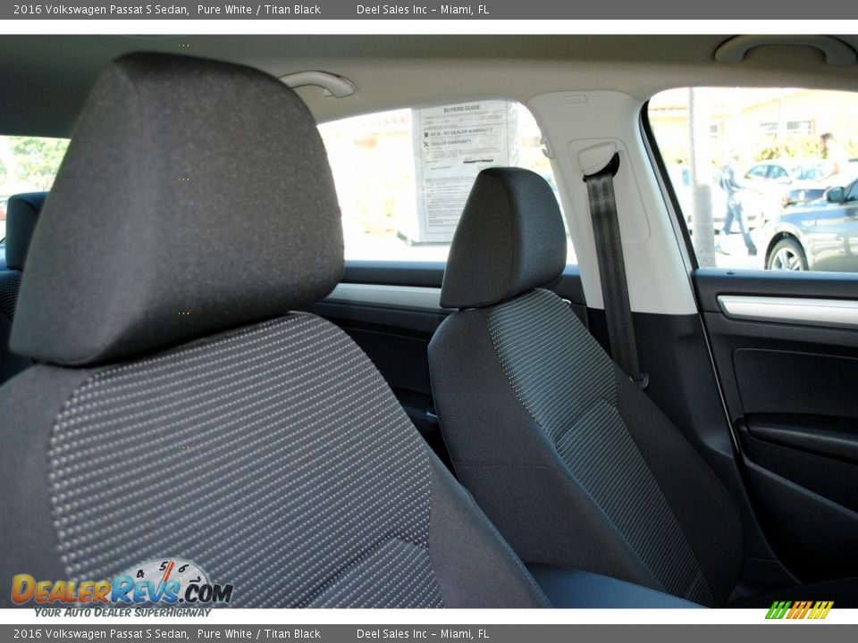 2016 Volkswagen Passat S Sedan Pure White / Titan Black Photo #19