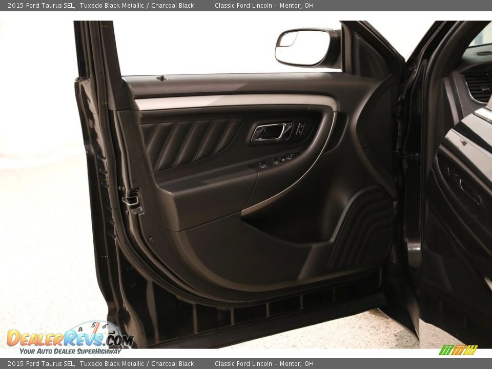 2015 Ford Taurus SEL Tuxedo Black Metallic / Charcoal Black Photo #4
