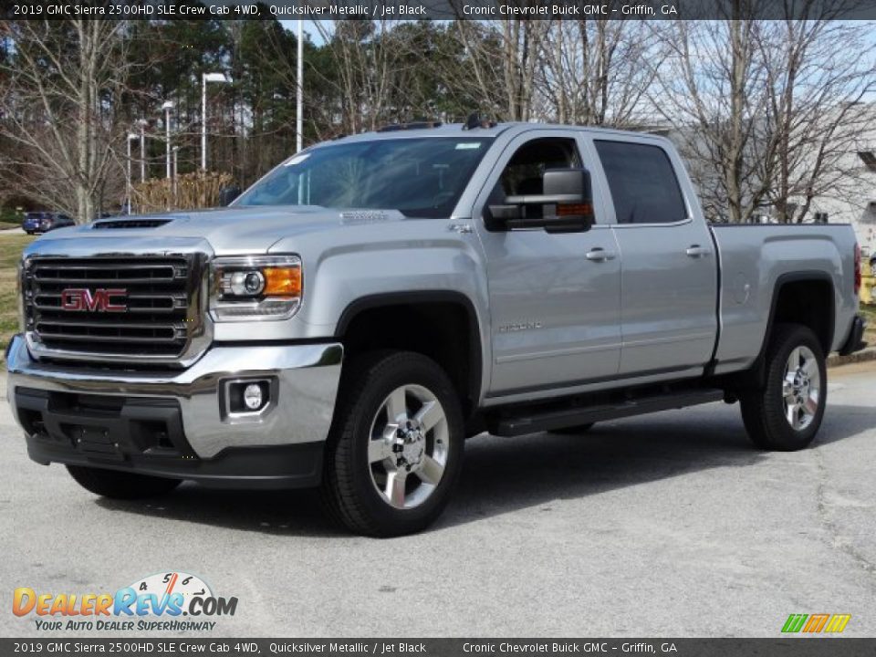 Front 3/4 View of 2019 GMC Sierra 2500HD SLE Crew Cab 4WD Photo #5
