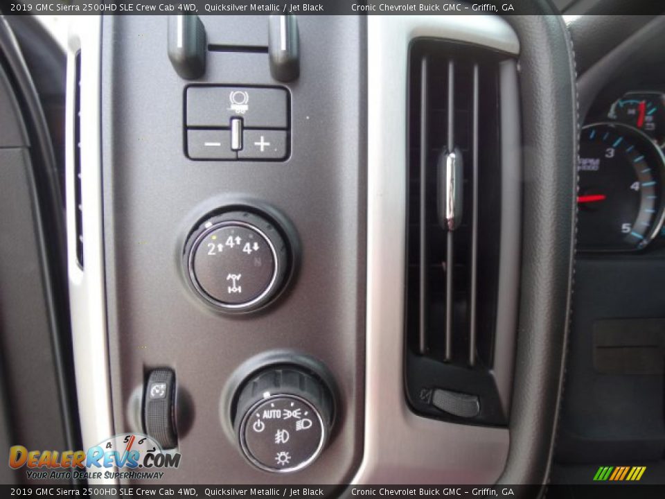 Controls of 2019 GMC Sierra 2500HD SLE Crew Cab 4WD Photo #17