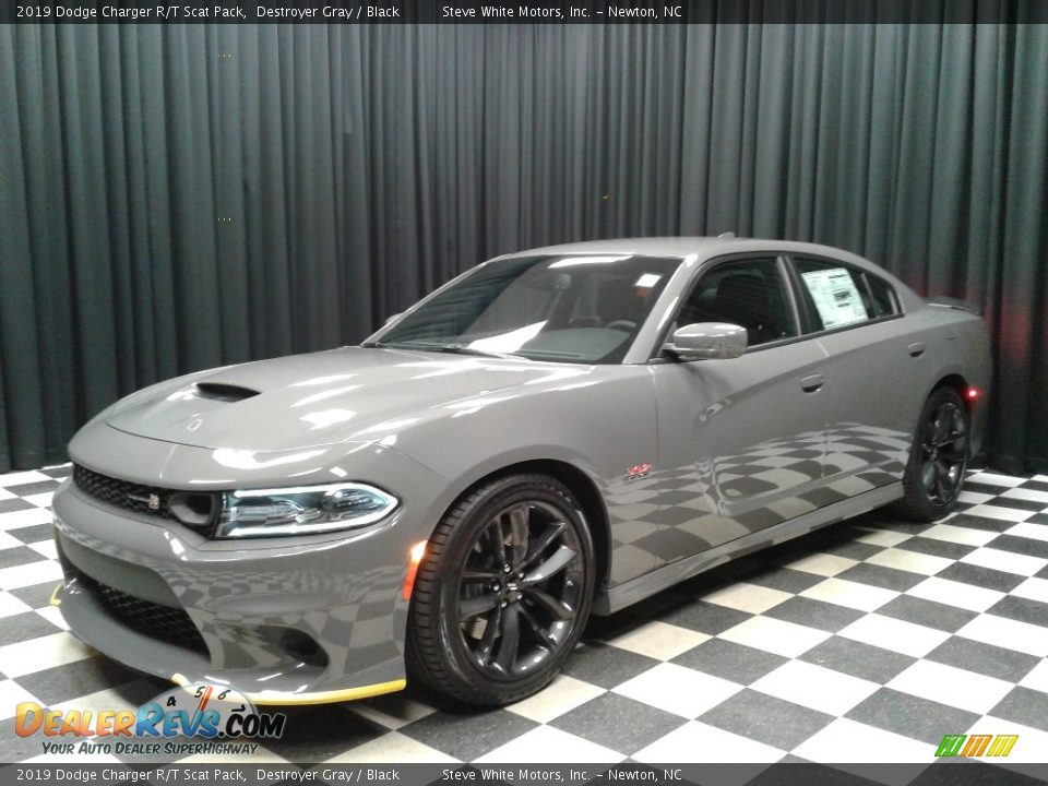 Front 3/4 View of 2019 Dodge Charger R/T Scat Pack Photo #2