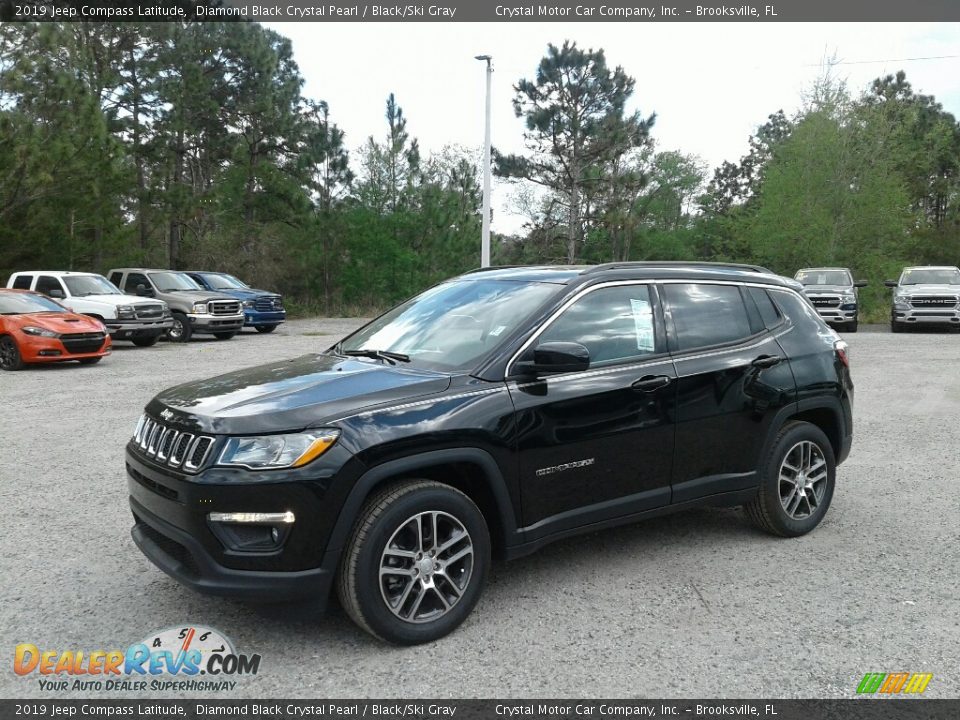 Front 3/4 View of 2019 Jeep Compass Latitude Photo #1