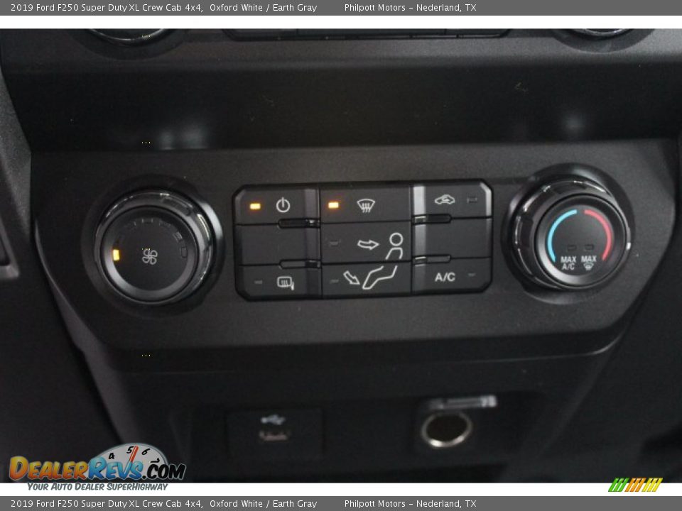 2019 Ford F250 Super Duty XL Crew Cab 4x4 Oxford White / Earth Gray Photo #12