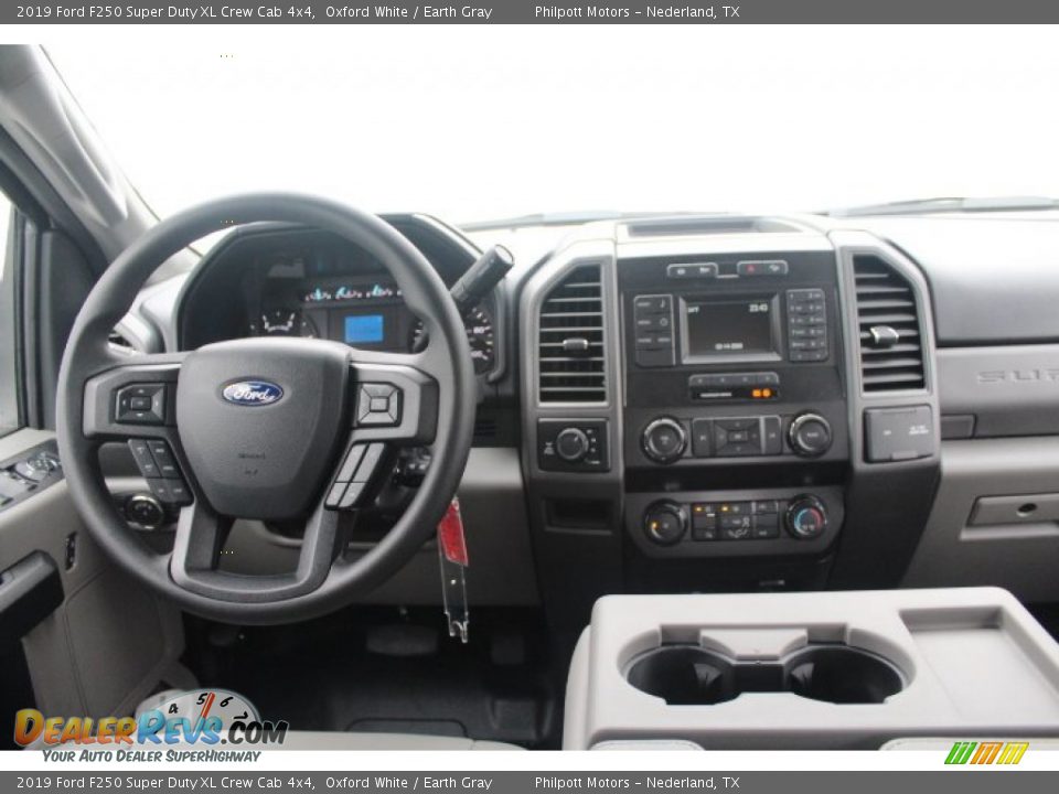 2019 Ford F250 Super Duty XL Crew Cab 4x4 Oxford White / Earth Gray Photo #17
