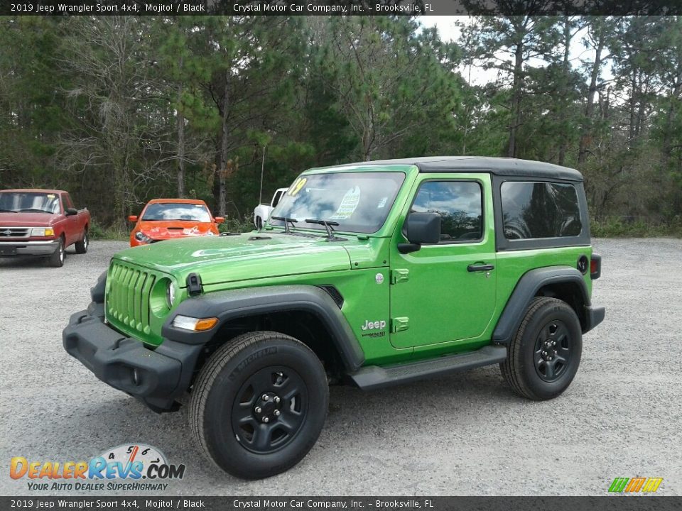 Front 3/4 View of 2019 Jeep Wrangler Sport 4x4 Photo #1