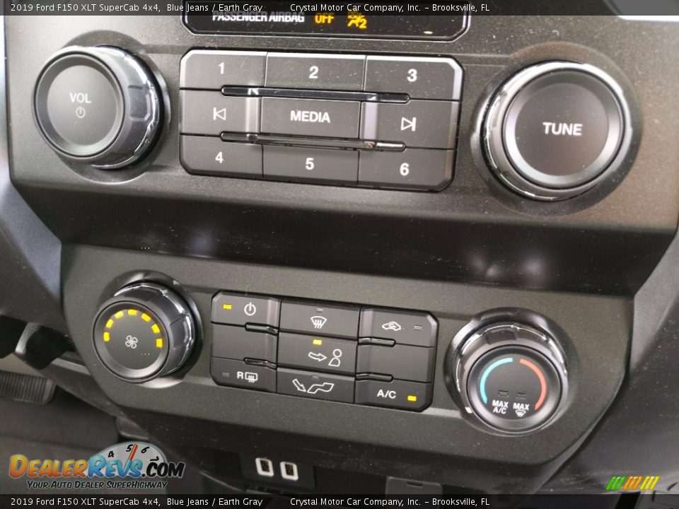 Controls of 2019 Ford F150 XLT SuperCab 4x4 Photo #16