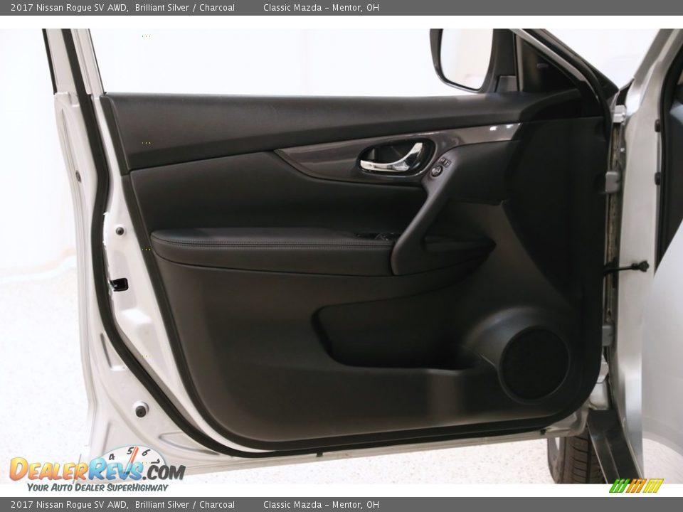 2017 Nissan Rogue SV AWD Brilliant Silver / Charcoal Photo #4