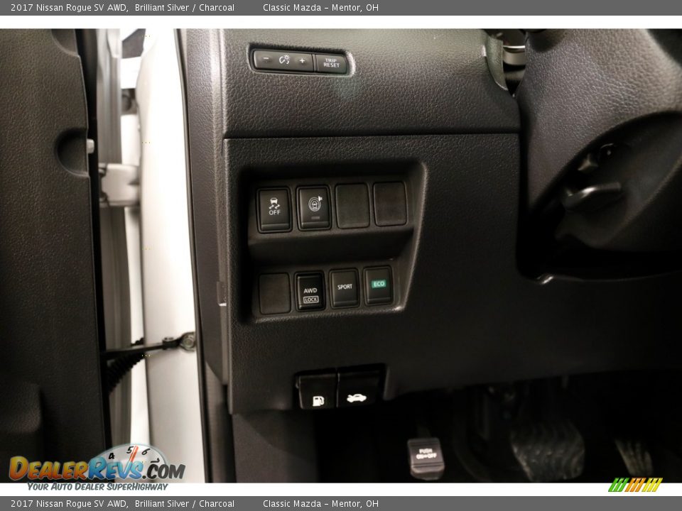 2017 Nissan Rogue SV AWD Brilliant Silver / Charcoal Photo #5