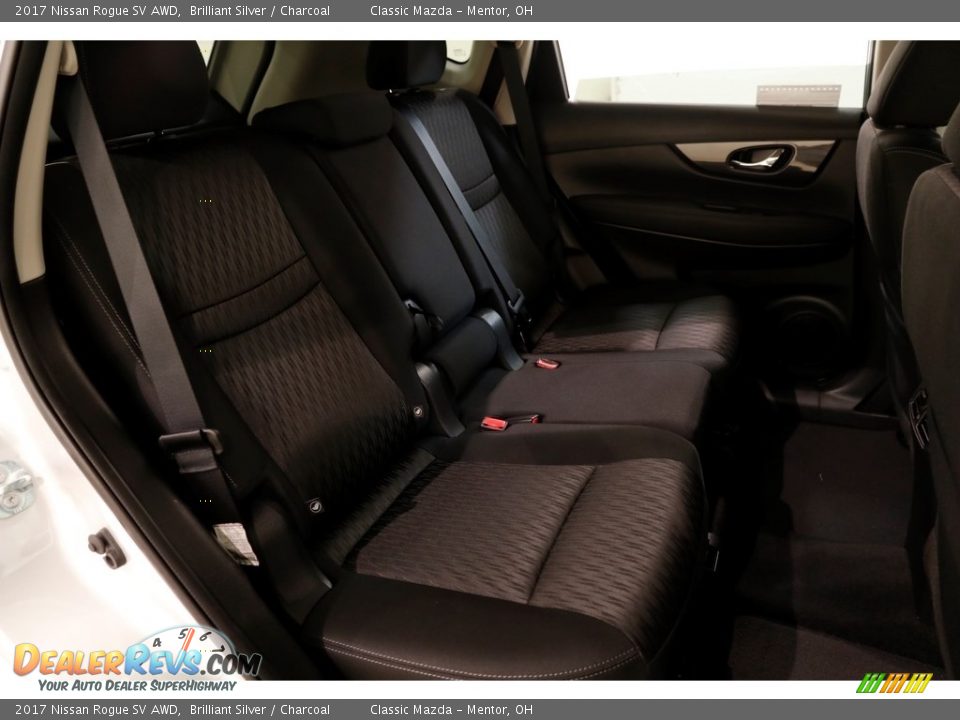2017 Nissan Rogue SV AWD Brilliant Silver / Charcoal Photo #17