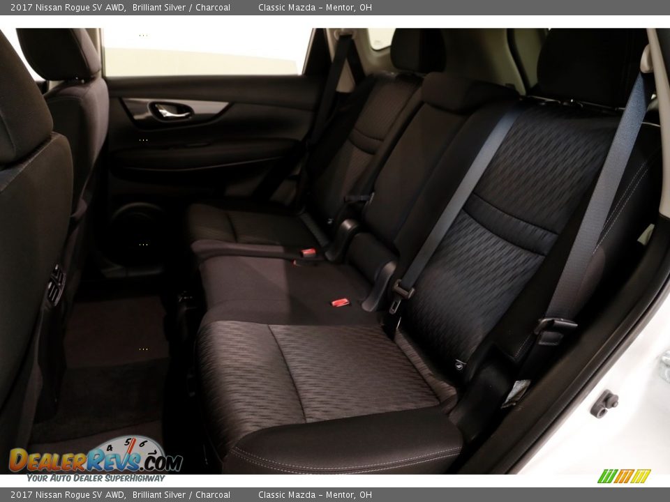 2017 Nissan Rogue SV AWD Brilliant Silver / Charcoal Photo #18