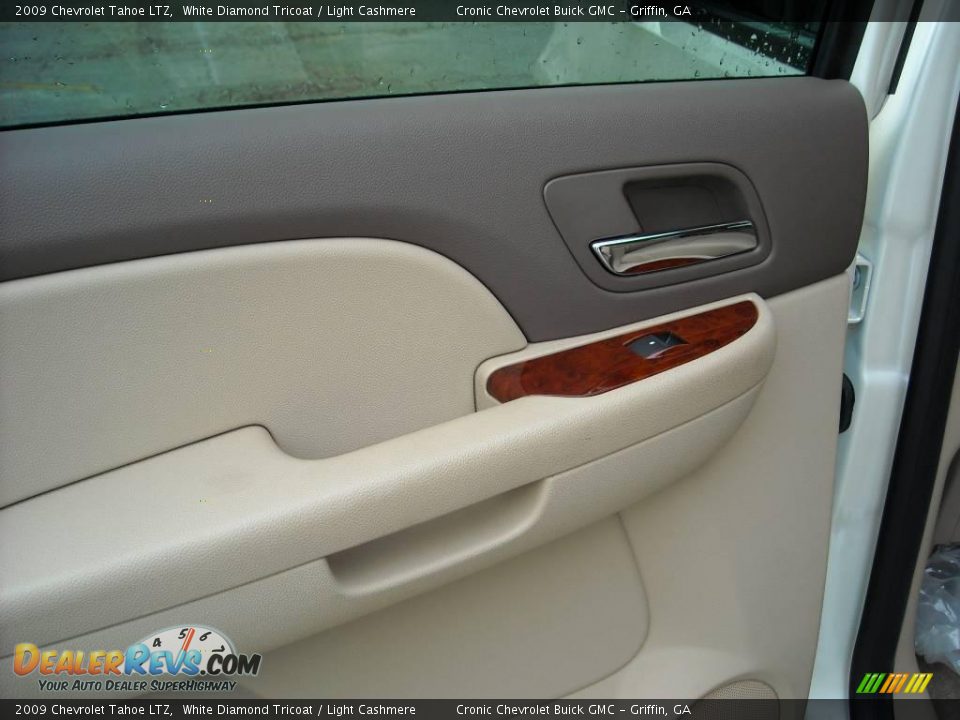 2009 Chevrolet Tahoe LTZ White Diamond Tricoat / Light Cashmere Photo #14