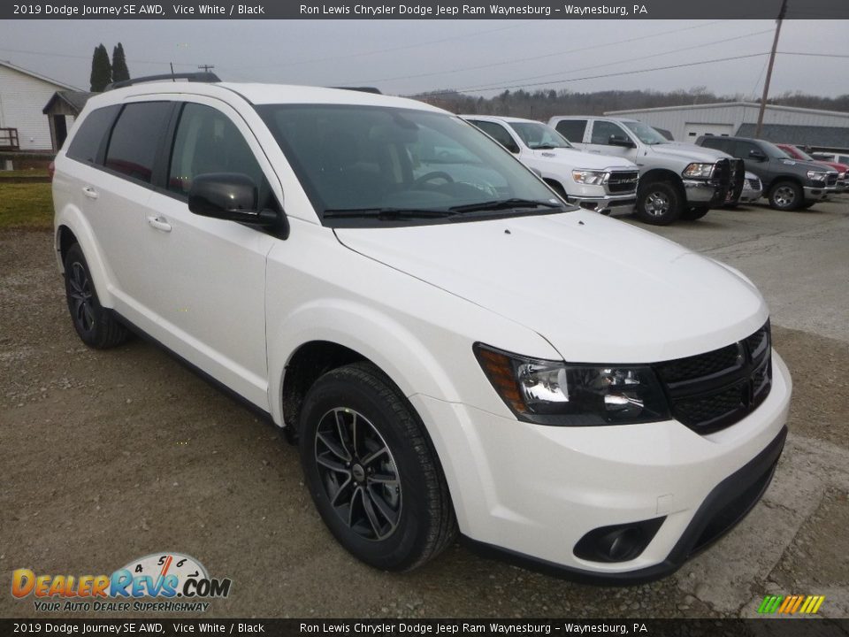 Front 3/4 View of 2019 Dodge Journey SE AWD Photo #7