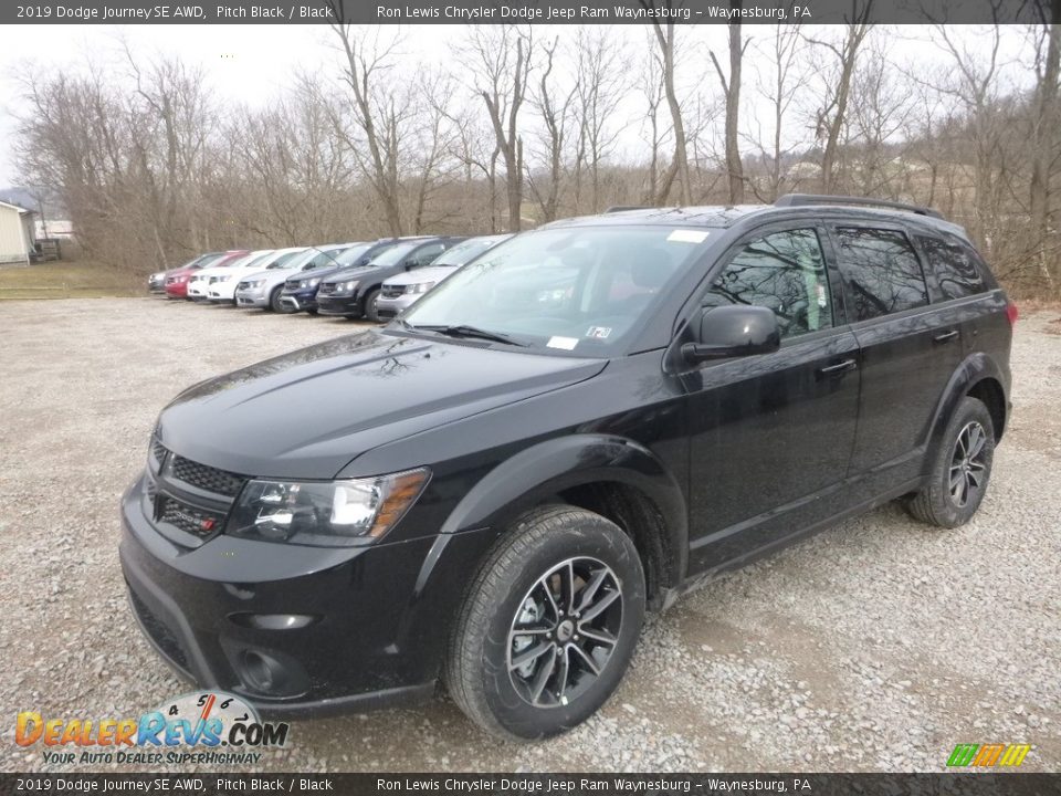 Front 3/4 View of 2019 Dodge Journey SE AWD Photo #1