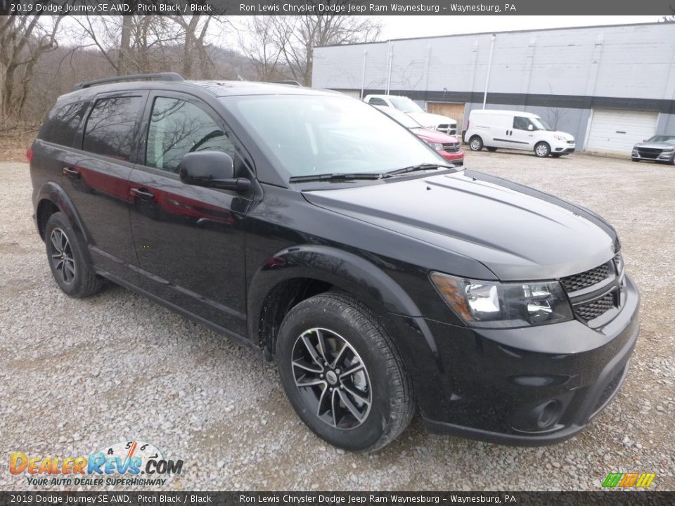 Front 3/4 View of 2019 Dodge Journey SE AWD Photo #7