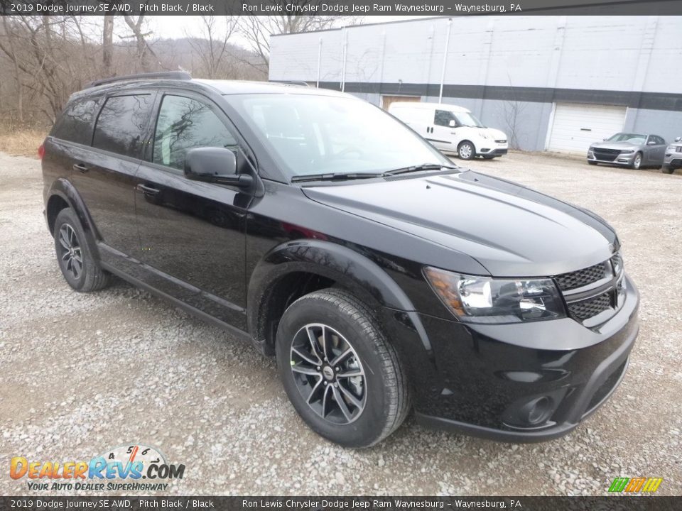 Front 3/4 View of 2019 Dodge Journey SE AWD Photo #7
