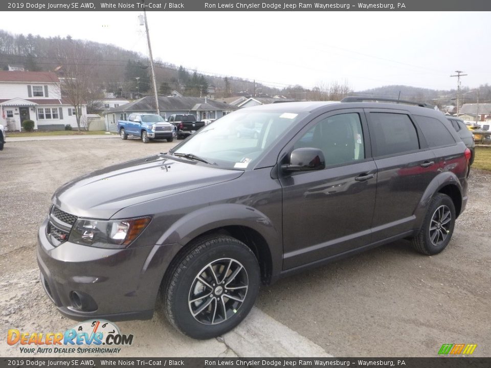 Front 3/4 View of 2019 Dodge Journey SE AWD Photo #1