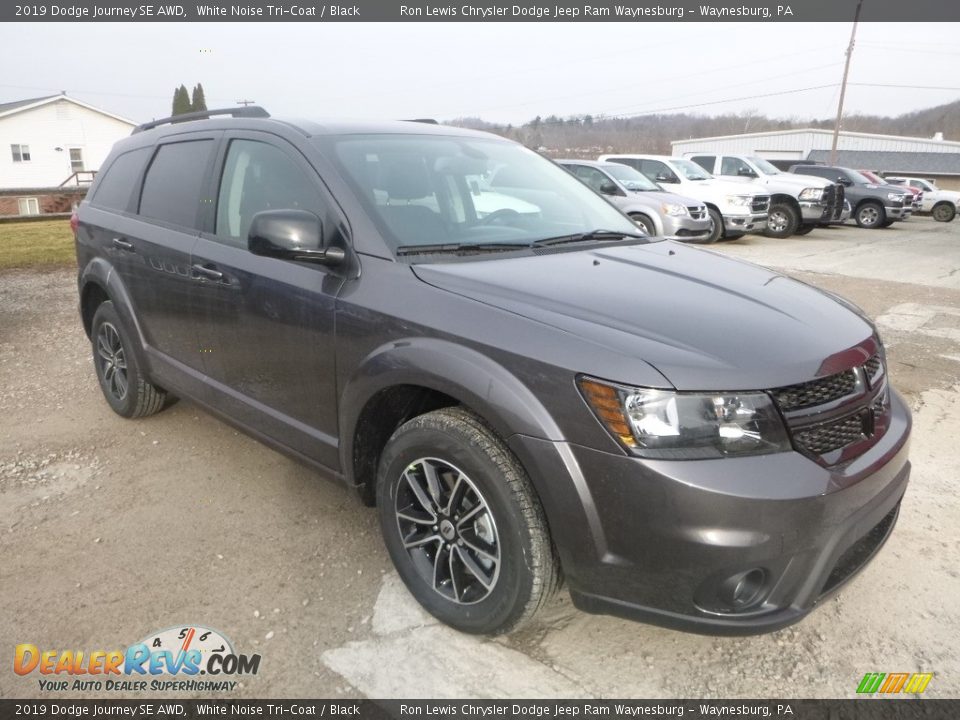 Front 3/4 View of 2019 Dodge Journey SE AWD Photo #7