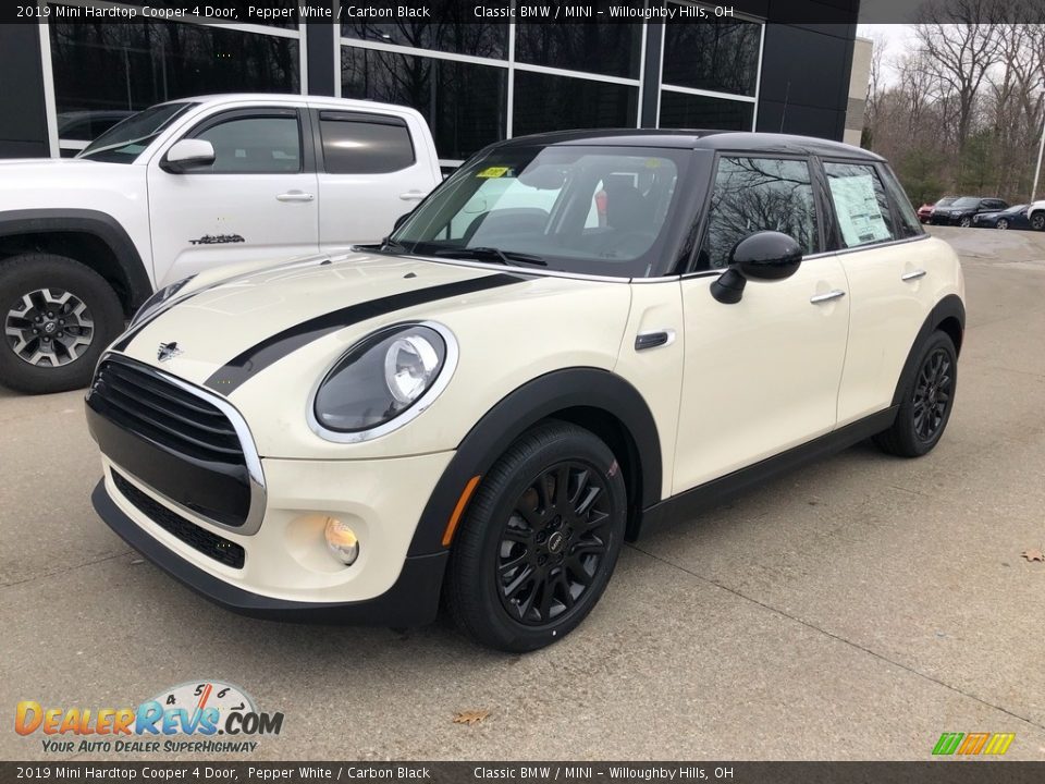 Front 3/4 View of 2019 Mini Hardtop Cooper 4 Door Photo #4