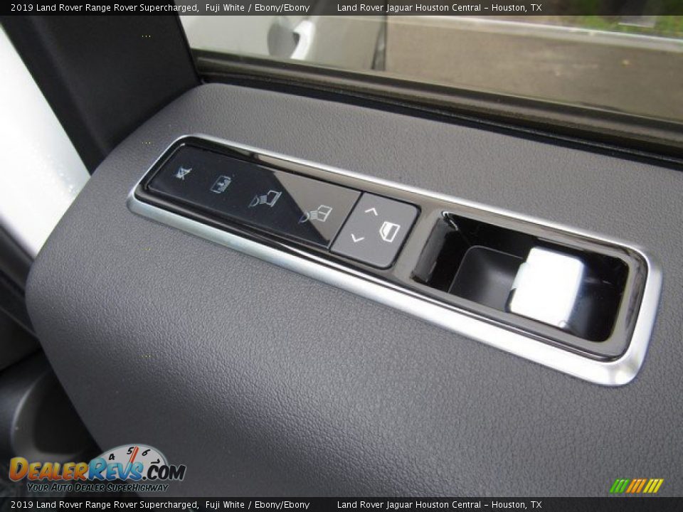 Controls of 2019 Land Rover Range Rover Supercharged Photo #24