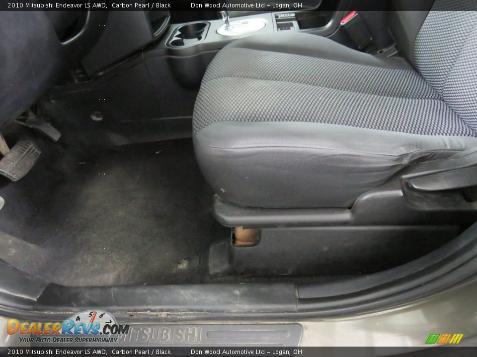 2010 Mitsubishi Endeavor LS AWD Carbon Pearl / Black Photo #27