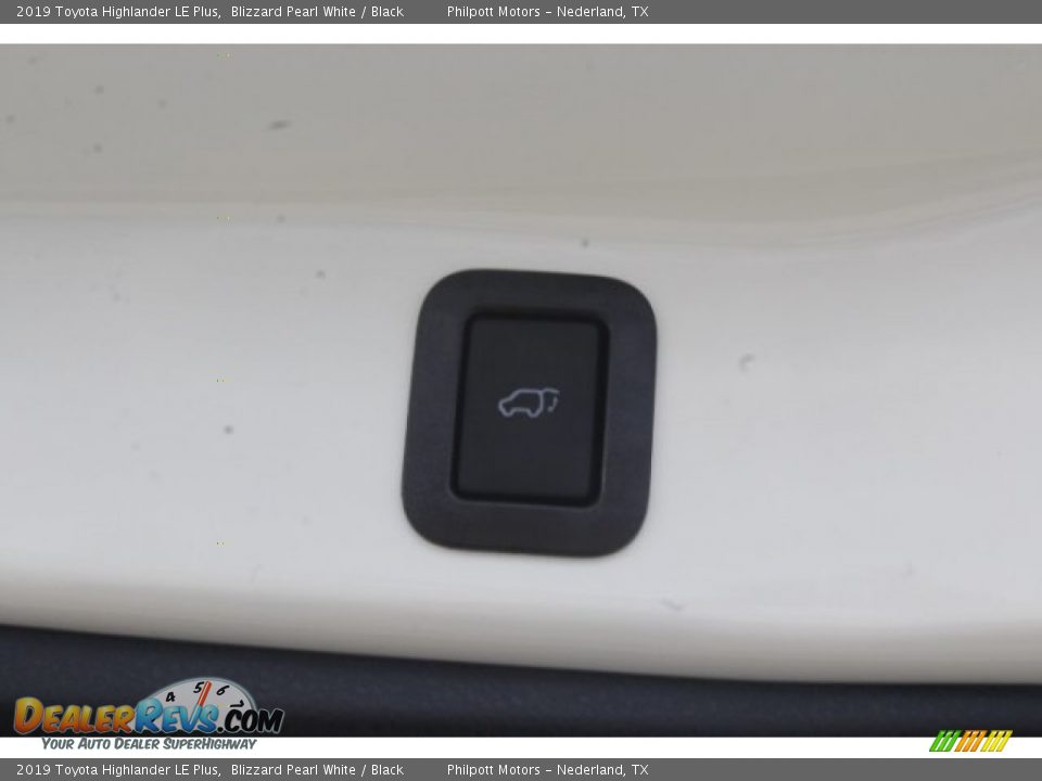 2019 Toyota Highlander LE Plus Blizzard Pearl White / Black Photo #21
