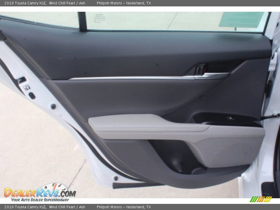 2019 Toyota Camry XLE Wind Chill Pearl / Ash Photo #17