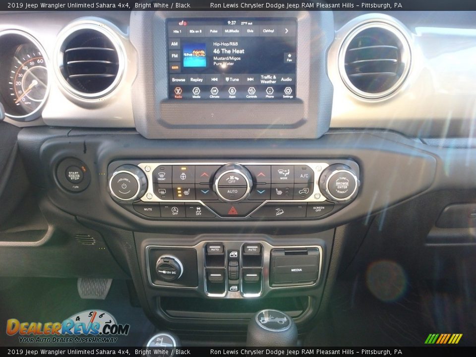 2019 Jeep Wrangler Unlimited Sahara 4x4 Bright White / Black Photo #17