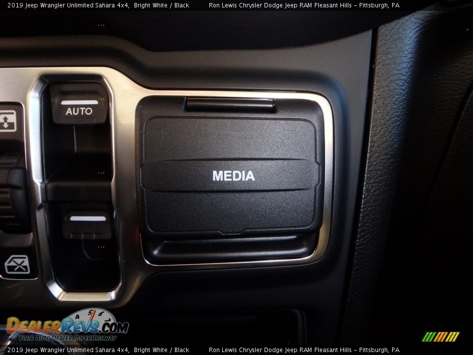2019 Jeep Wrangler Unlimited Sahara 4x4 Bright White / Black Photo #19