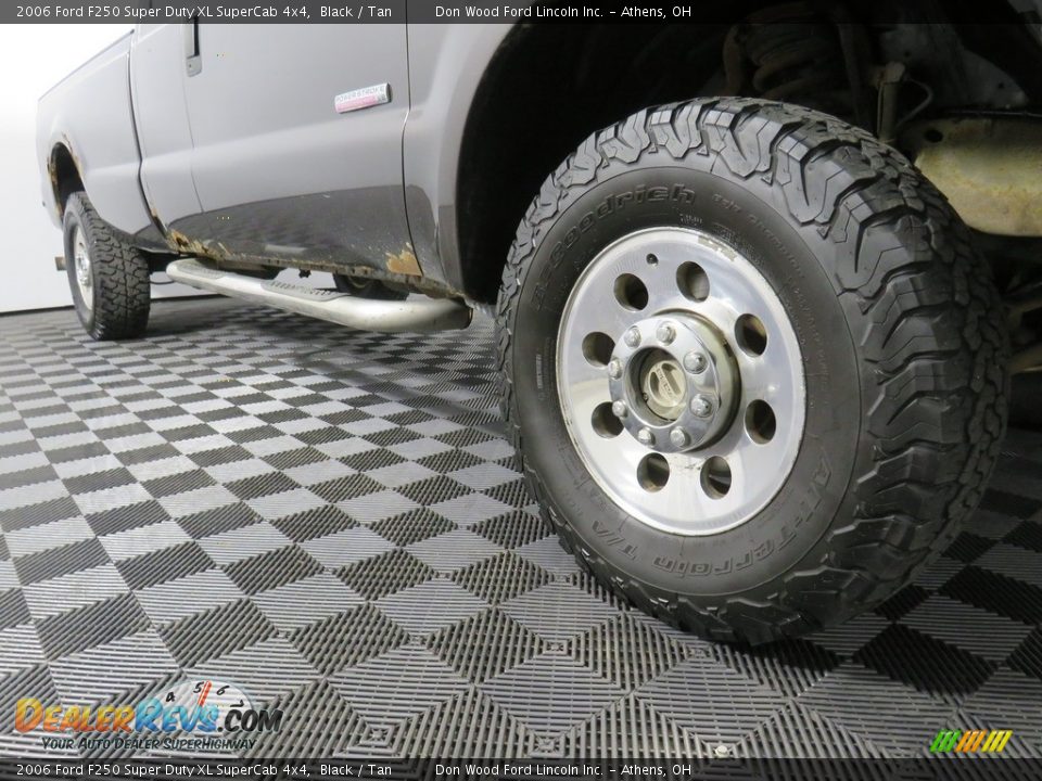 2006 Ford F250 Super Duty XL SuperCab 4x4 Black / Tan Photo #2