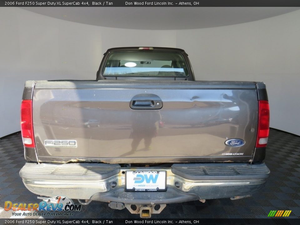 2006 Ford F250 Super Duty XL SuperCab 4x4 Black / Tan Photo #11