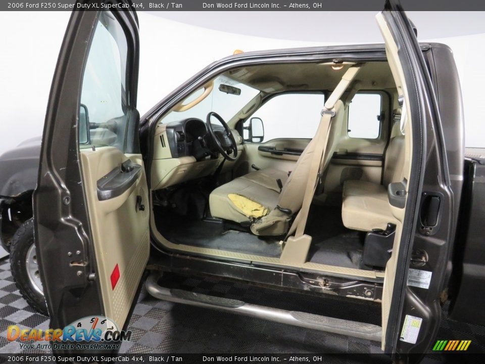 2006 Ford F250 Super Duty XL SuperCab 4x4 Black / Tan Photo #24