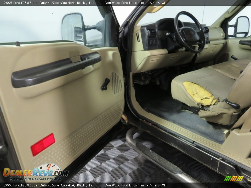 2006 Ford F250 Super Duty XL SuperCab 4x4 Black / Tan Photo #25
