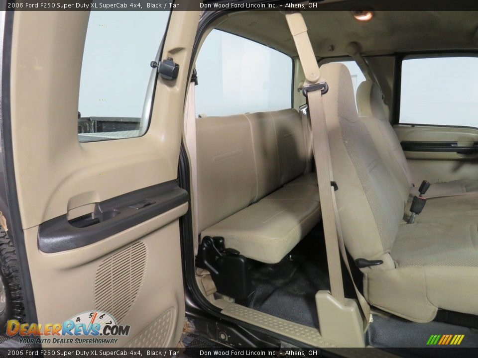 2006 Ford F250 Super Duty XL SuperCab 4x4 Black / Tan Photo #29