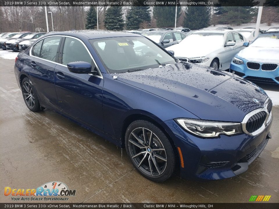 Front 3/4 View of 2019 BMW 3 Series 330i xDrive Sedan Photo #1