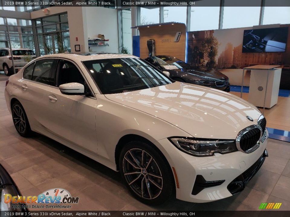 Front 3/4 View of 2019 BMW 3 Series 330i xDrive Sedan Photo #1