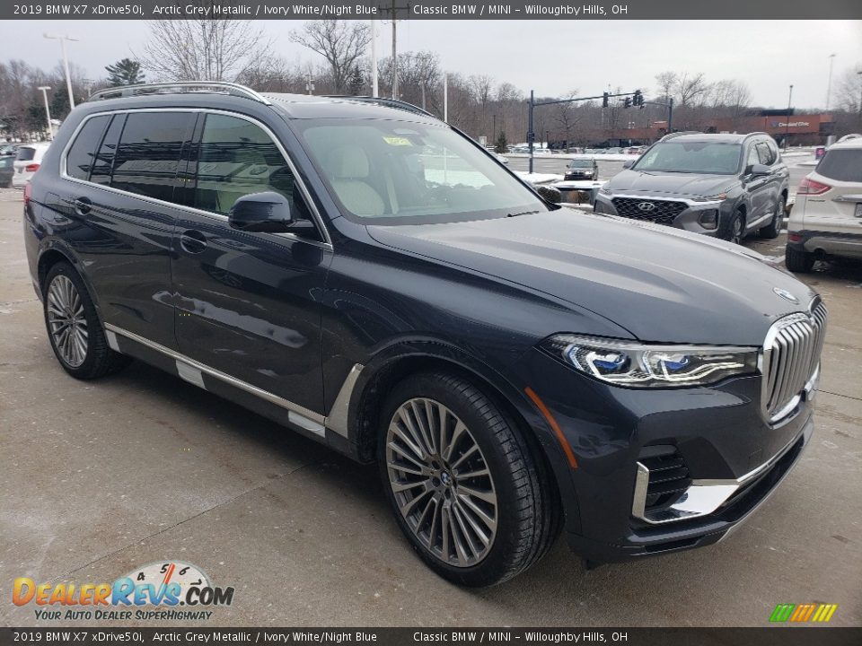 Front 3/4 View of 2019 BMW X7 xDrive50i Photo #1