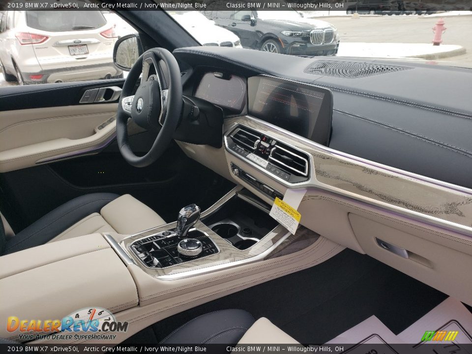 Front Seat of 2019 BMW X7 xDrive50i Photo #4