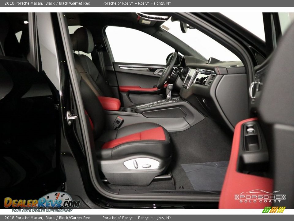 2018 Porsche Macan Black / Black/Garnet Red Photo #23