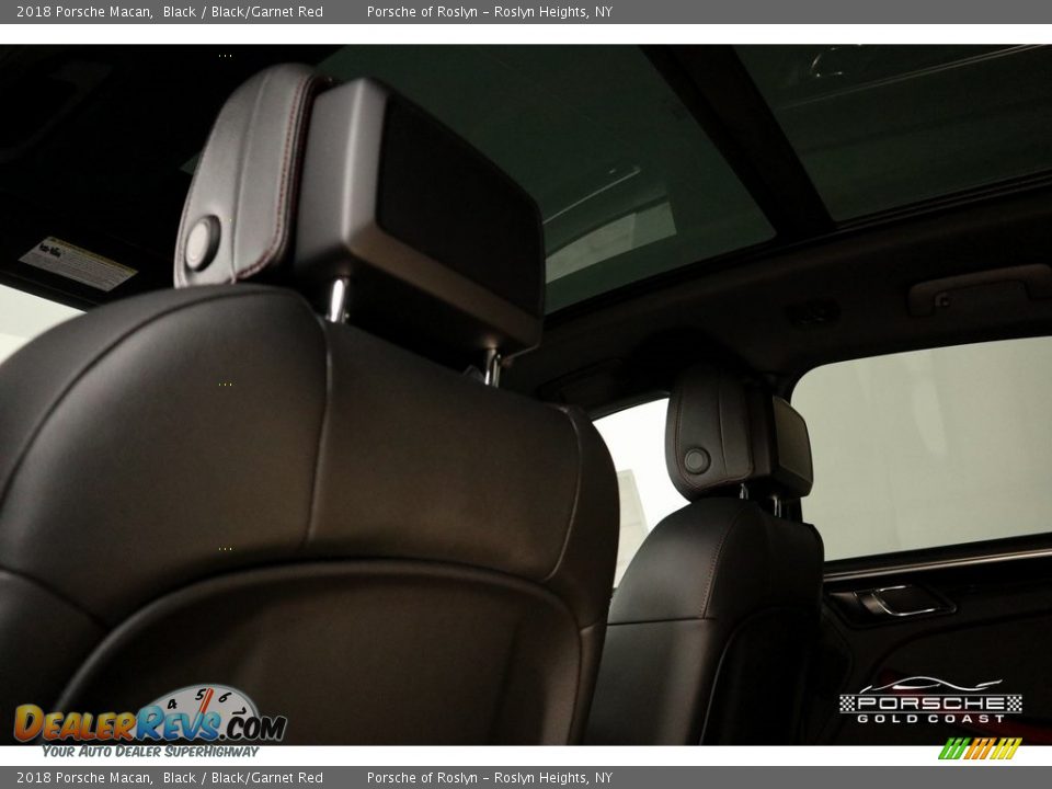2018 Porsche Macan Black / Black/Garnet Red Photo #25