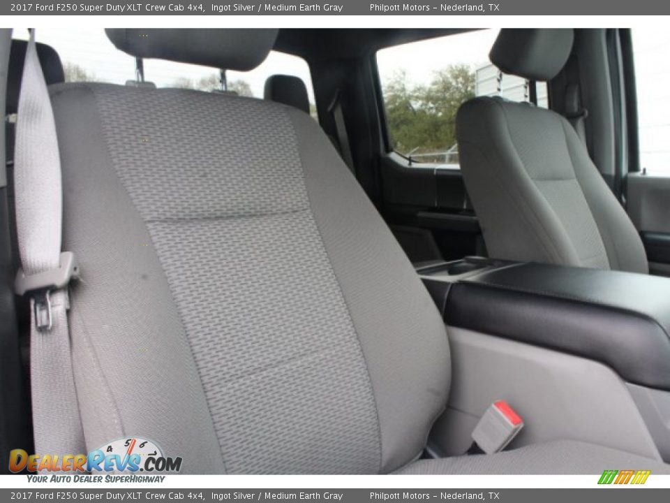 2017 Ford F250 Super Duty XLT Crew Cab 4x4 Ingot Silver / Medium Earth Gray Photo #24