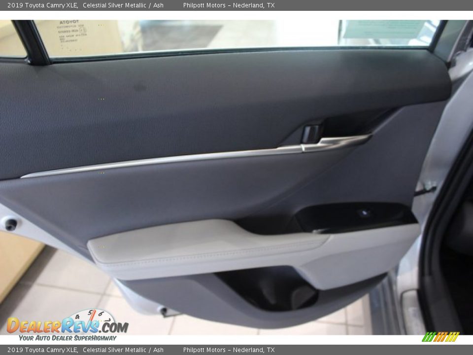2019 Toyota Camry XLE Celestial Silver Metallic / Ash Photo #25