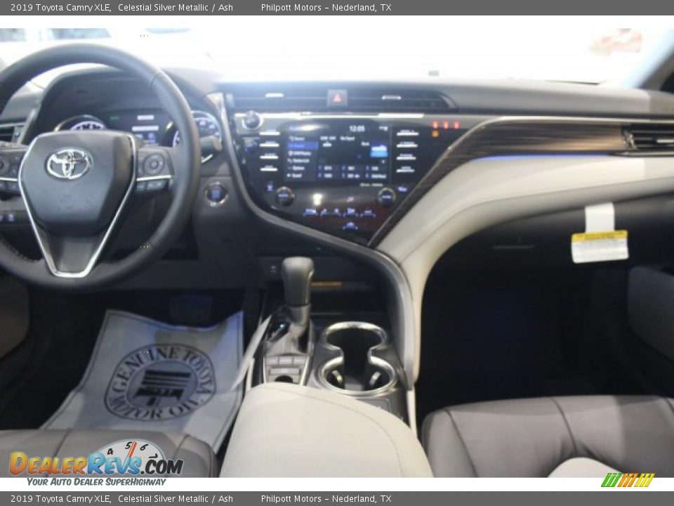 2019 Toyota Camry XLE Celestial Silver Metallic / Ash Photo #28