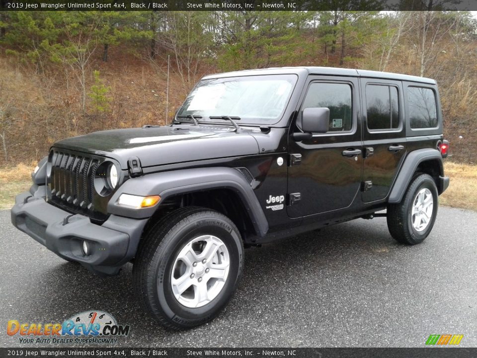 Front 3/4 View of 2019 Jeep Wrangler Unlimited Sport 4x4 Photo #2